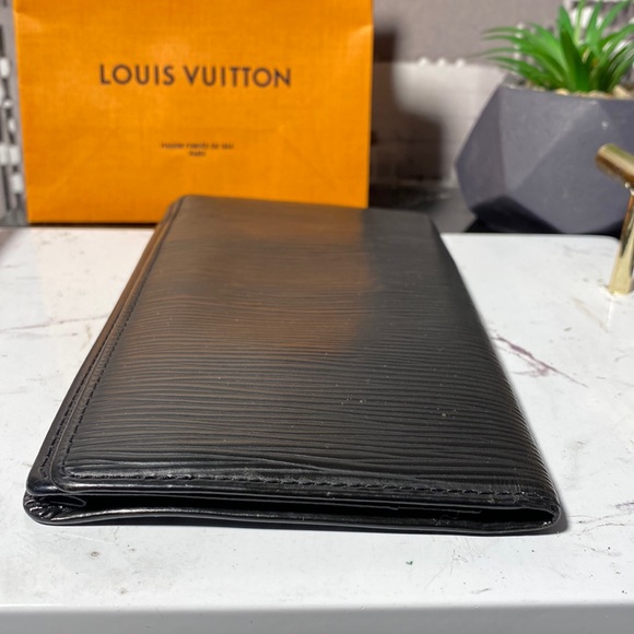 SOLDAuthentic Louis Vuitton Epi Checkbook Holder - Picture 14 of 14